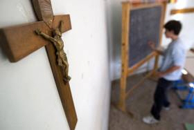 "Αποκαθηλώστε από τα σχολεία τα θρησκευτικά σύμβολα"