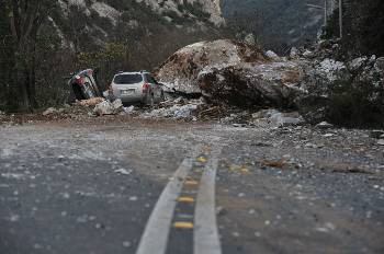 Δύο σενάρια για τα Τέμπη