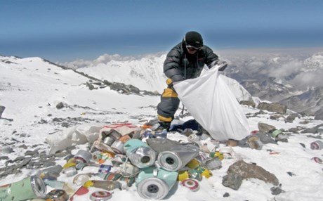 Perierga.gr - Κάθε ορειβάτης πρέπει να κατεβάζει από το Έβερεστ 8 κιλά σκουπίδια!